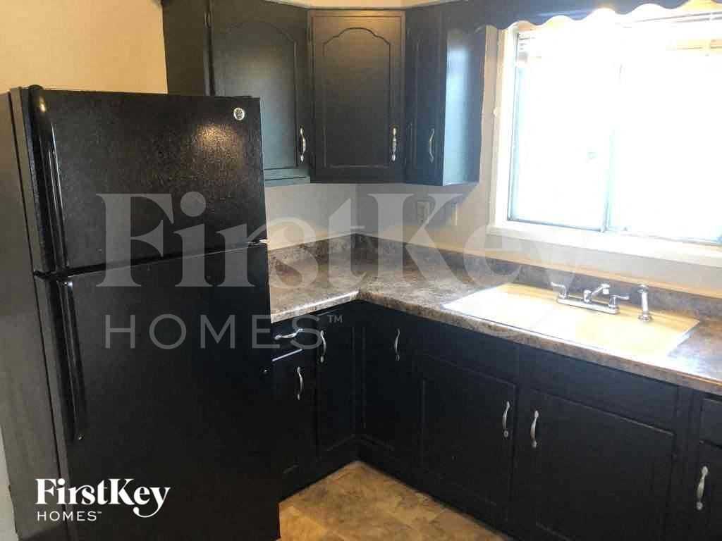 5050 Patricia St - Photo 5 of 12