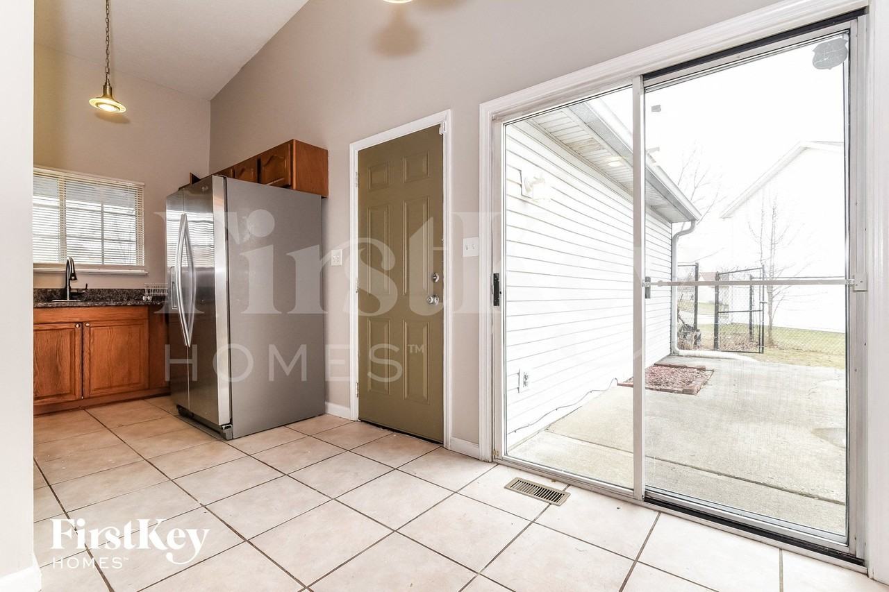 3703 Bonn Blvd - Photo 4 of 15