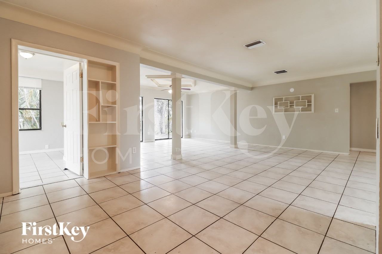 3342 Honeysuckle Rd - Photo 5 of 17