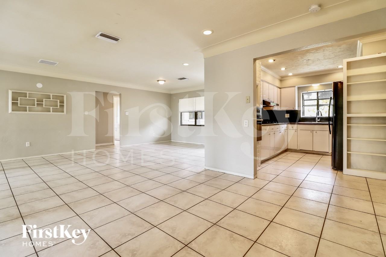3342 Honeysuckle Rd - Photo 6 of 17