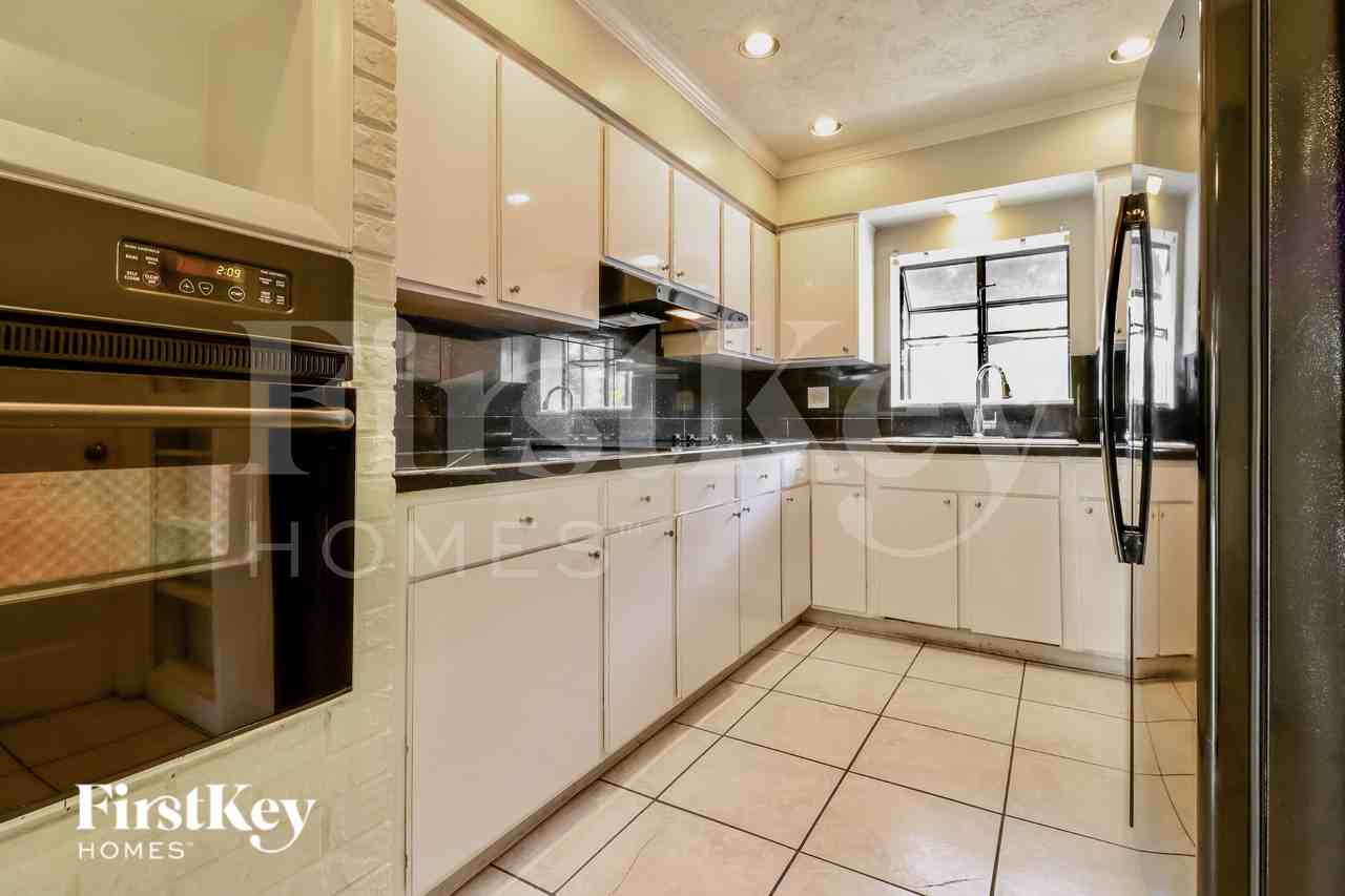 3342 Honeysuckle Rd - Photo 7 of 17