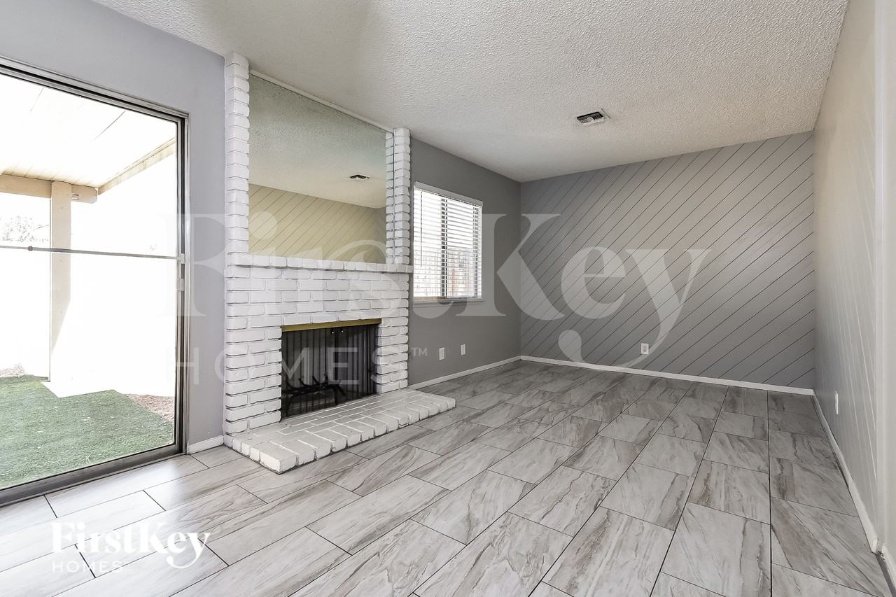 1613 Amboy Dr - Photo 3 of 16