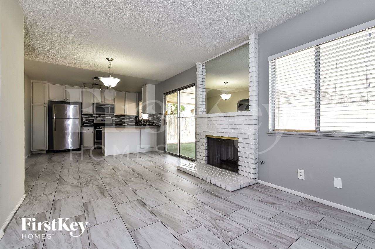 1613 Amboy Dr - Photo 4 of 16
