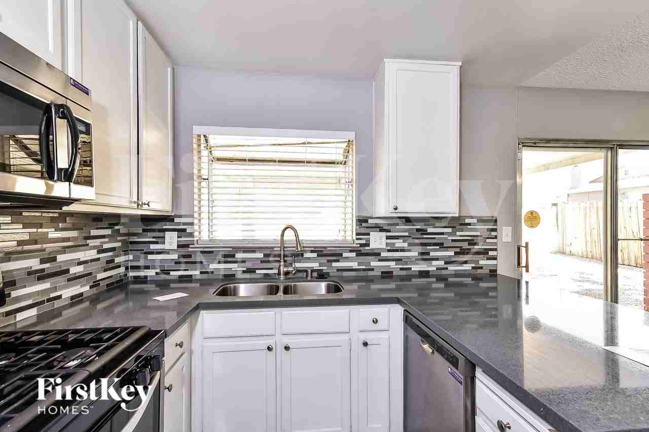 1613 Amboy Dr - Photo 5 of 16