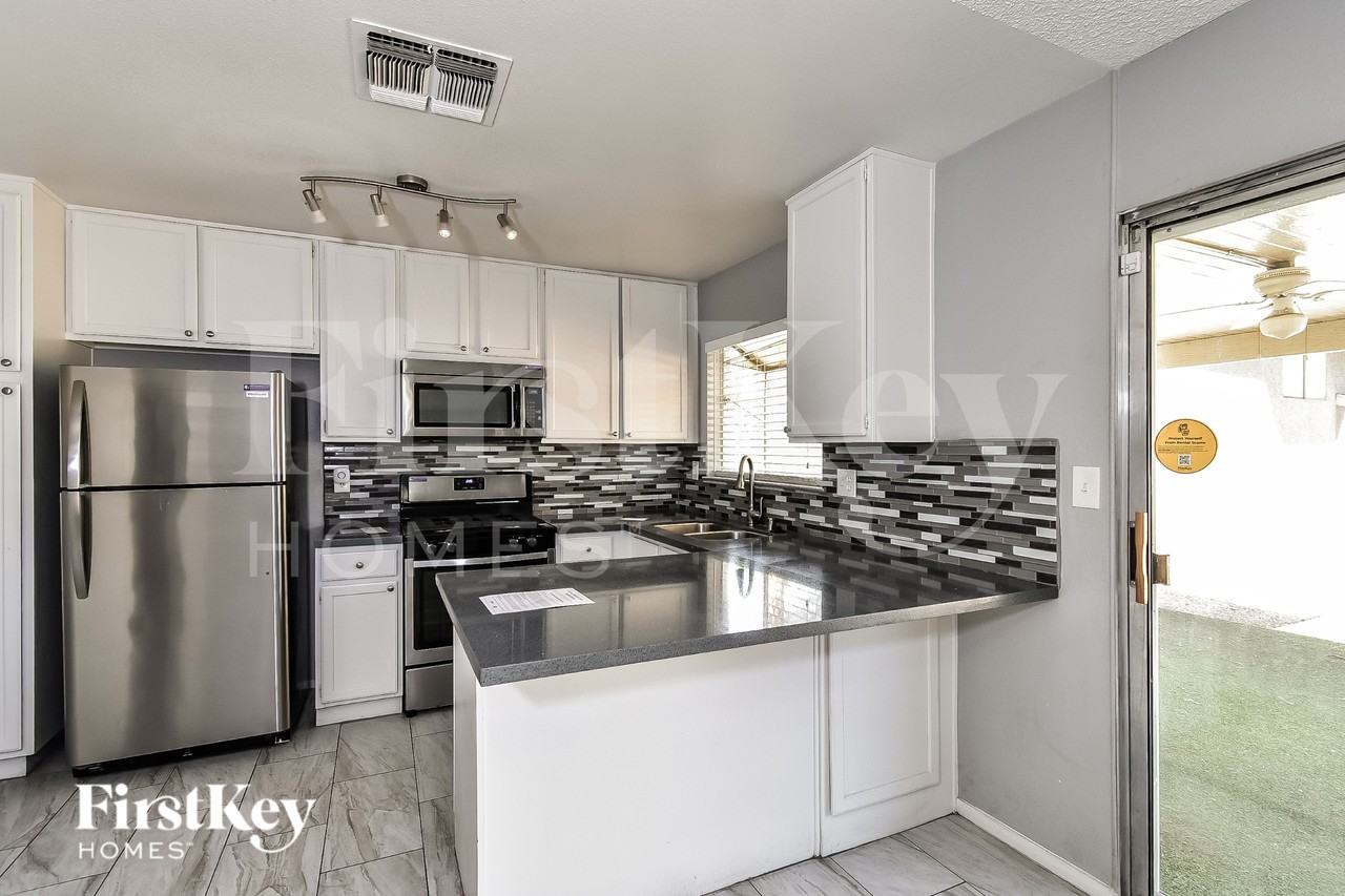 1613 Amboy Dr - Photo 6 of 16