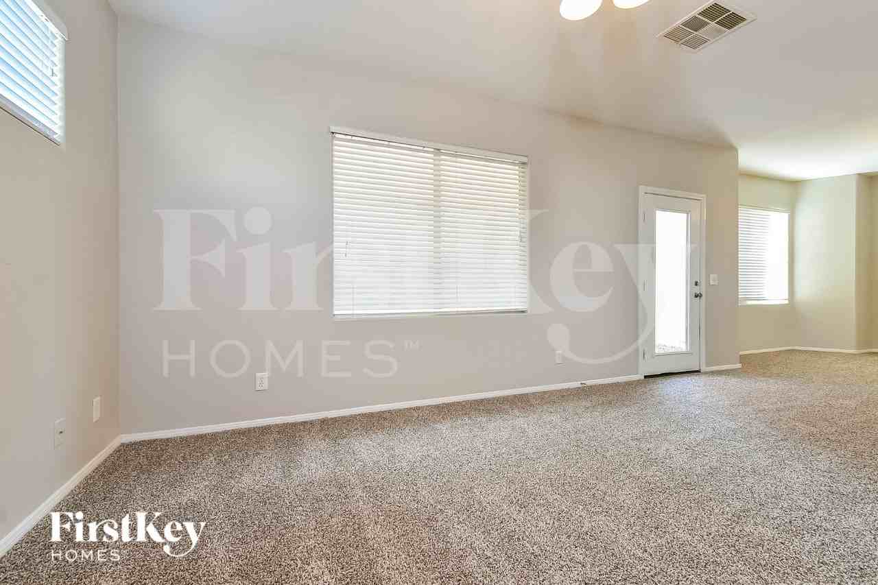 10552 Lessona St - Photo 3 of 19