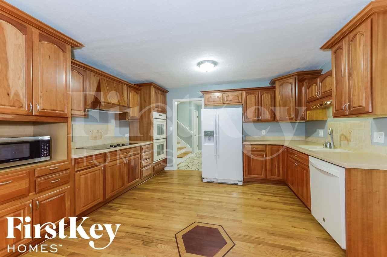 10342 Walmer St - Photo 4 of 15