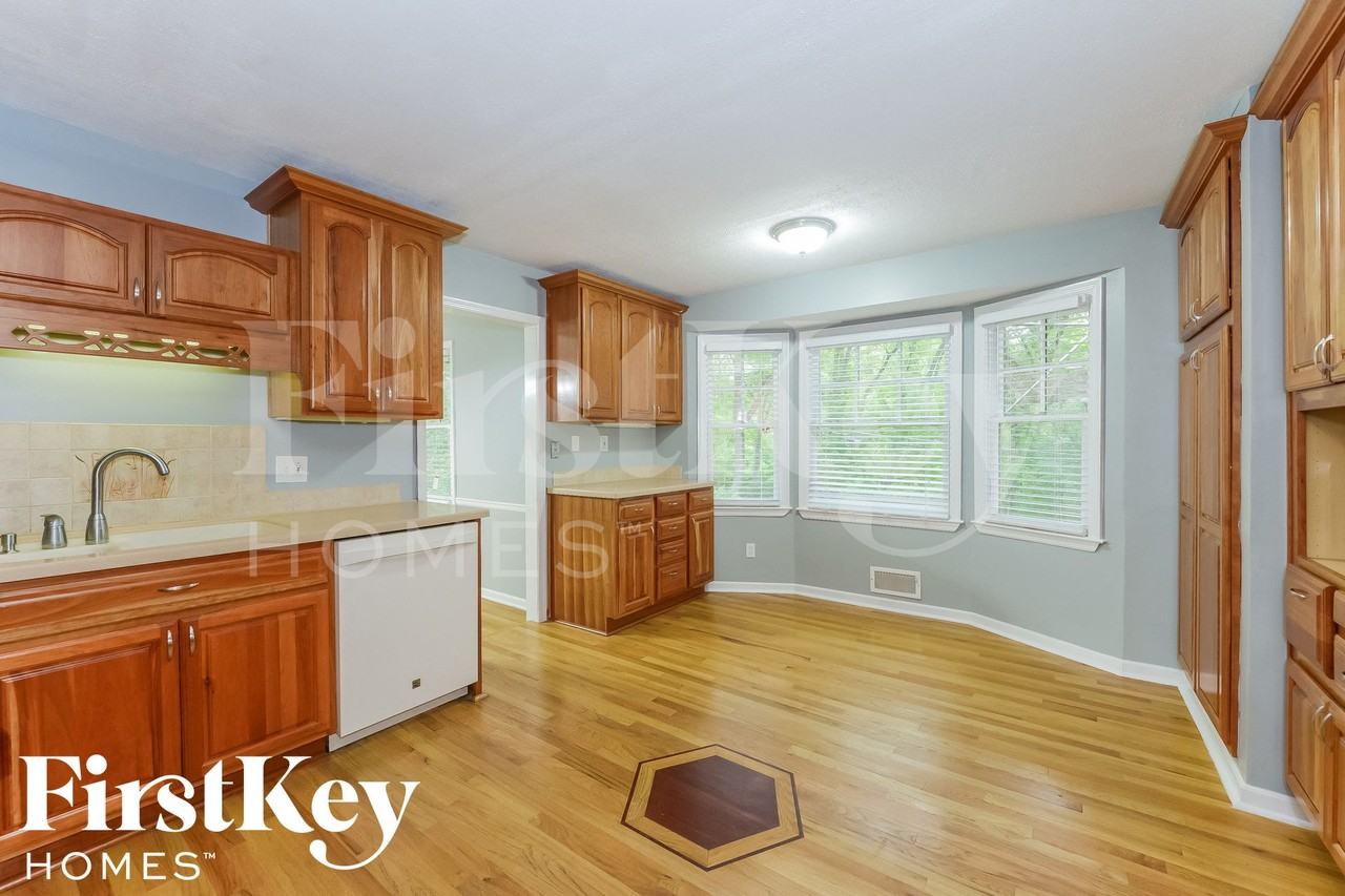 10342 Walmer St - Photo 5 of 15