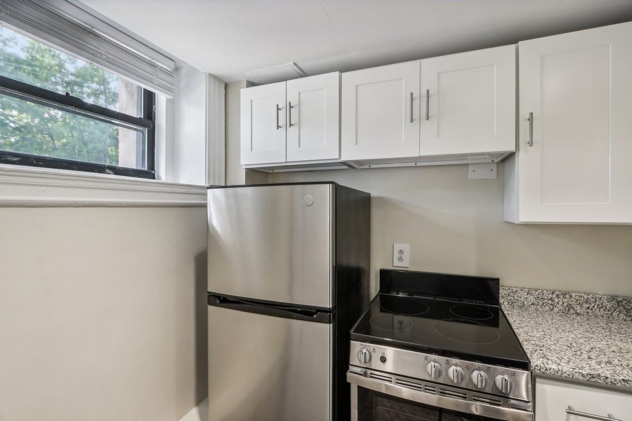 1473 Beacon St #A - Photo 4 of 15