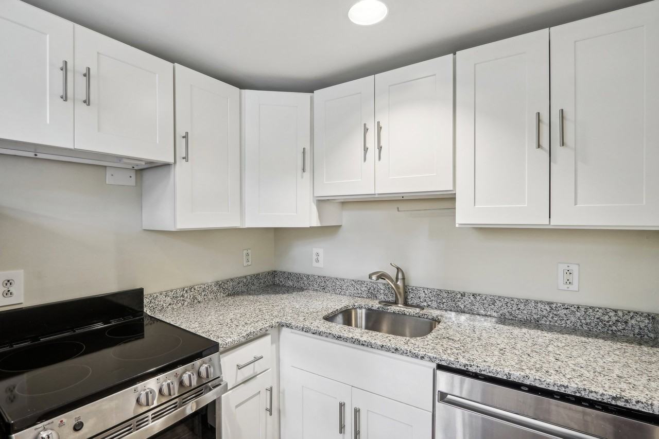 1473 Beacon St #A - Photo 5 of 15