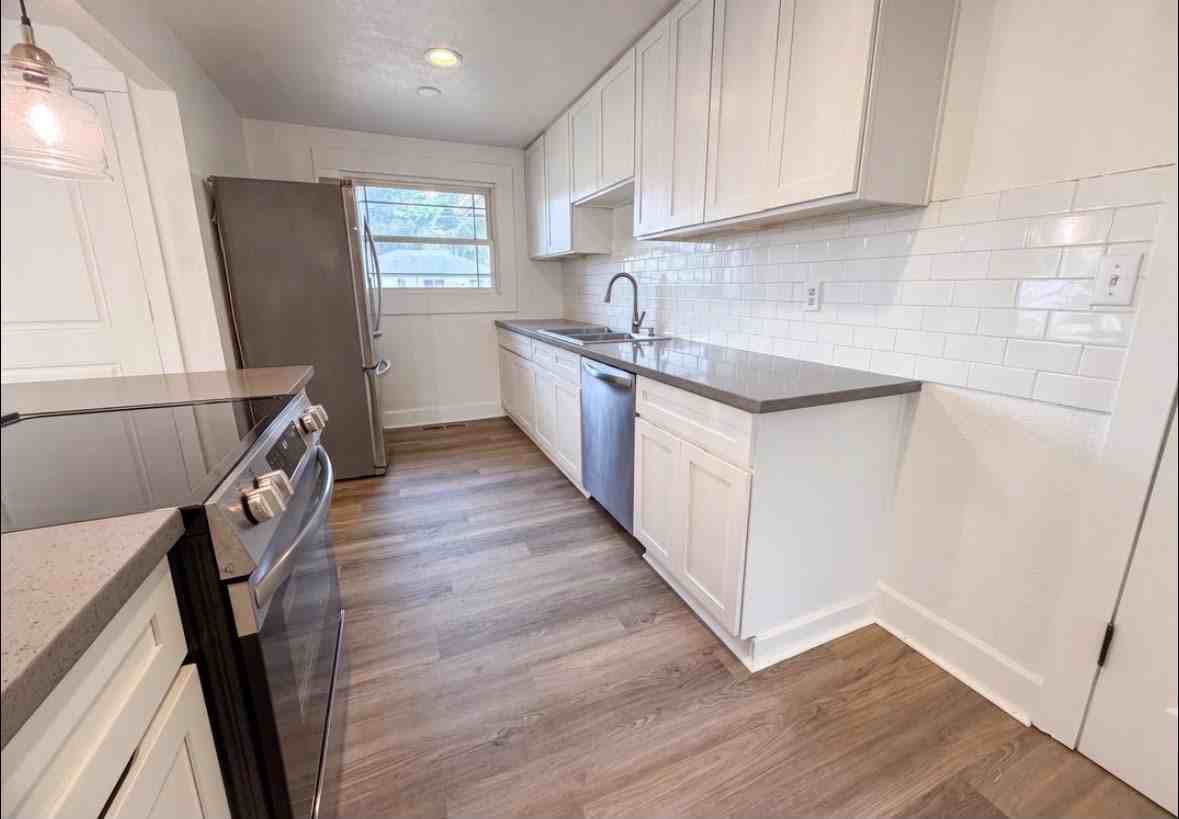 11650 Northeast Glisan Street - Photo 4 of 5