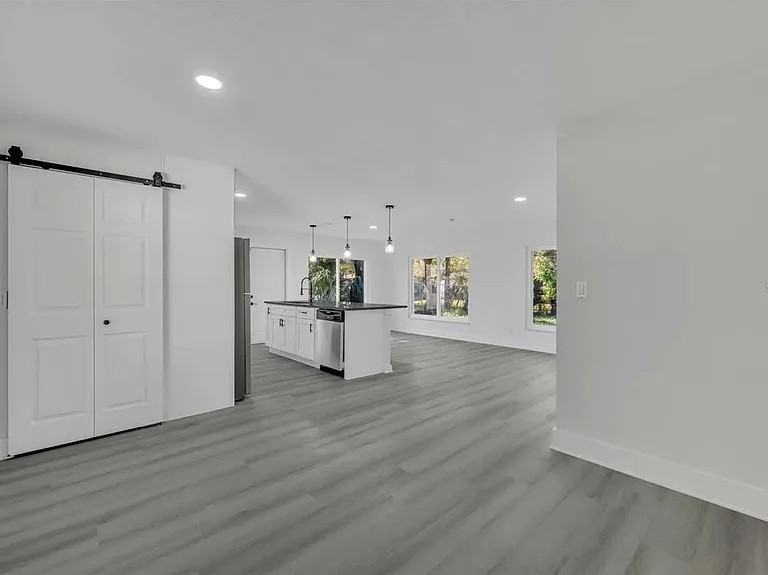 920 Lockhart St - Photo 2 of 7