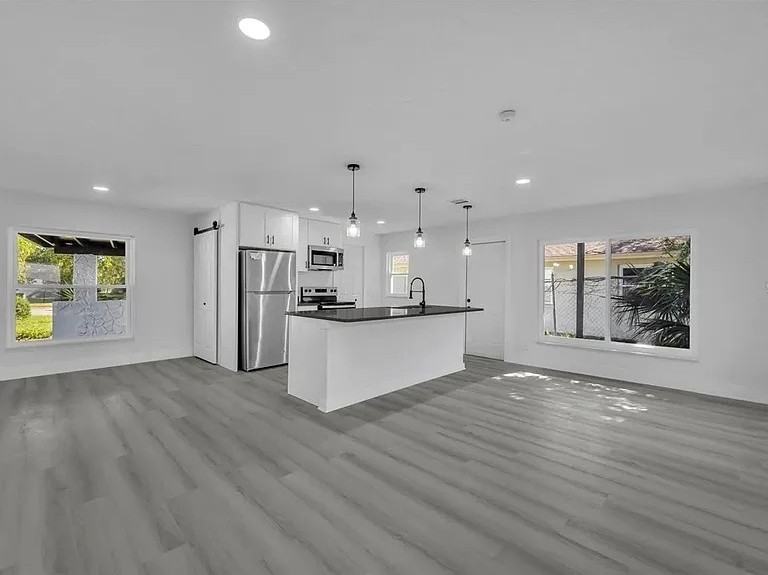 920 Lockhart St - Photo 3 of 7