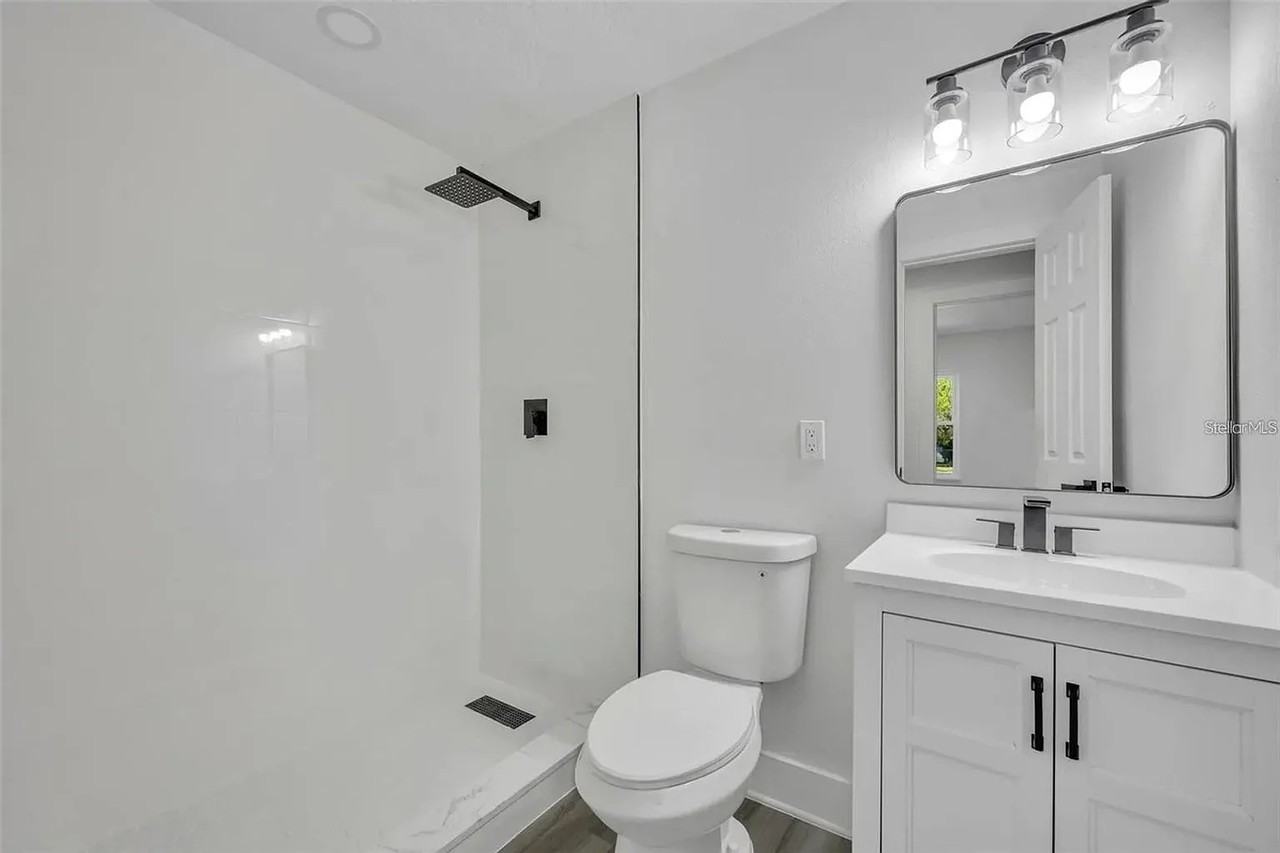 920 Lockhart St - Photo 4 of 7