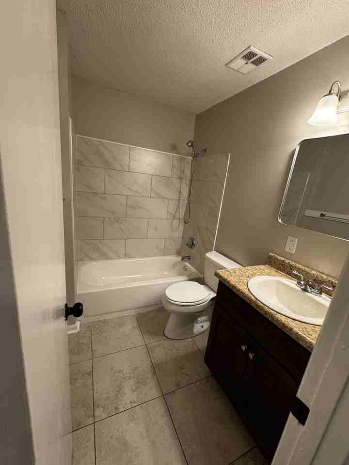 712 Lloyd St #C - Photo 2 of 7