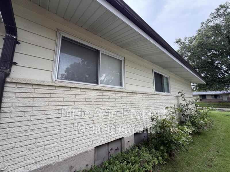 10805 Landseer Dr - Photo 3 of 36