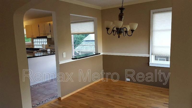 9005 45th Ave Ne - Photo 4 of 18