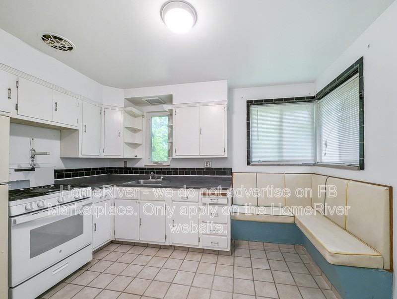383 Broadmoor Ave - Photo 5 of 17