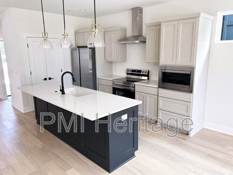 604 N 6th St - Photo 2 of 16