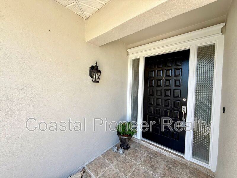 14903 Imperial Point Dr N - Photo 4 of 50