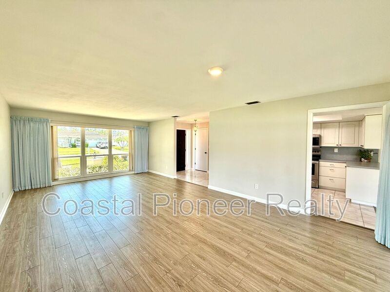 14903 Imperial Point Dr N - Photo 6 of 50