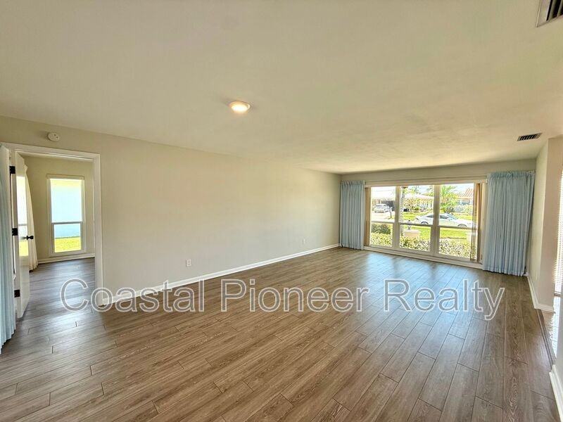 14903 Imperial Point Dr N - Photo 7 of 50