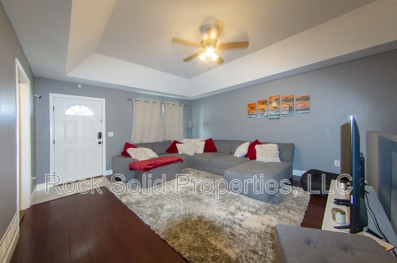 521 Queens Rd - Photo 5 of 35