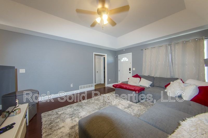 521 Queens Rd - Photo 7 of 35