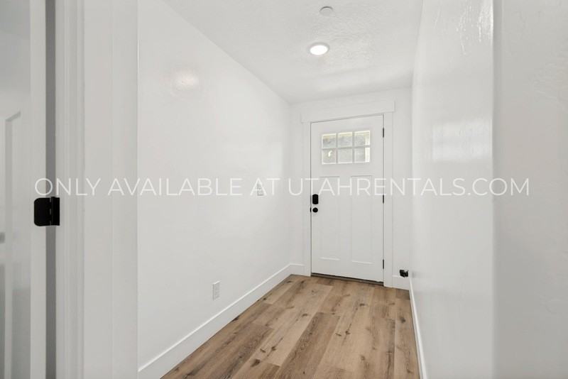1076 Bear Hollow Ln Bsmt #Bsmt - Photo 7 of 19