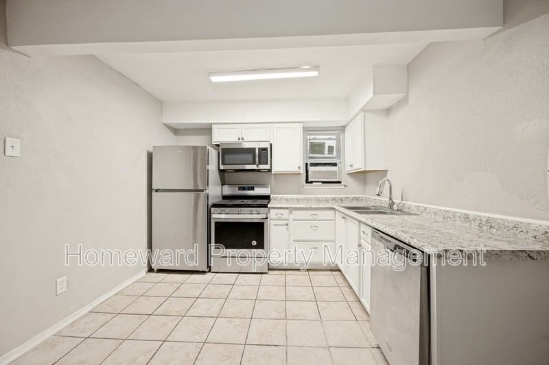1001 W Elm St - Photo 5 of 12