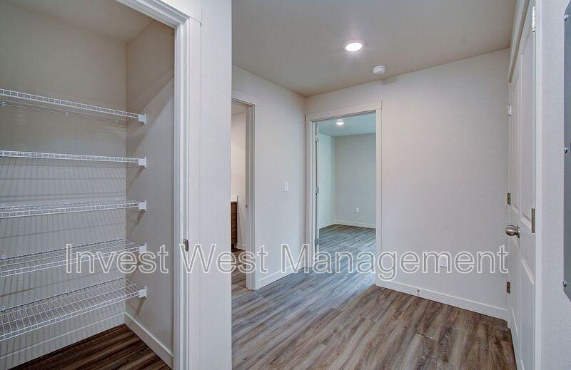 404 Neavenue #121 - Photo 5 of 12