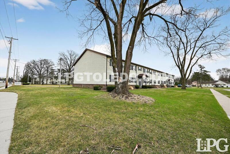 1220 Bedford Woods Dr - Photo 2 of 22