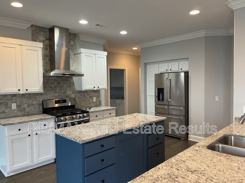 2012 W Gilligan Ave - Photo 3 of 11