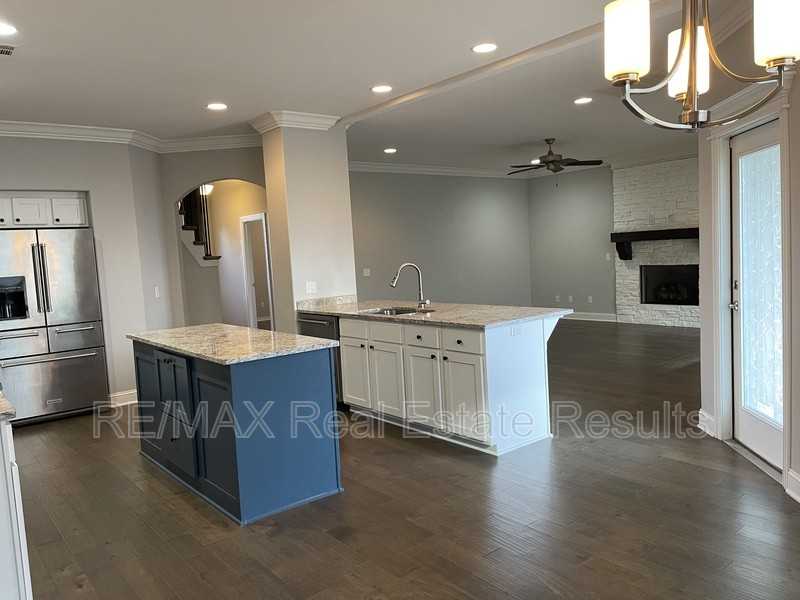 2012 W Gilligan Ave - Photo 4 of 11
