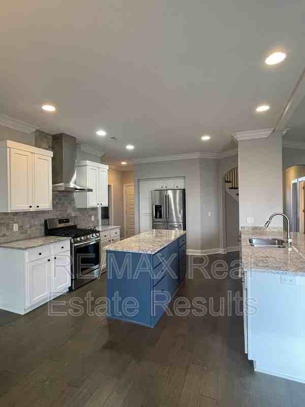 2012 W Gilligan Ave - Photo 5 of 11