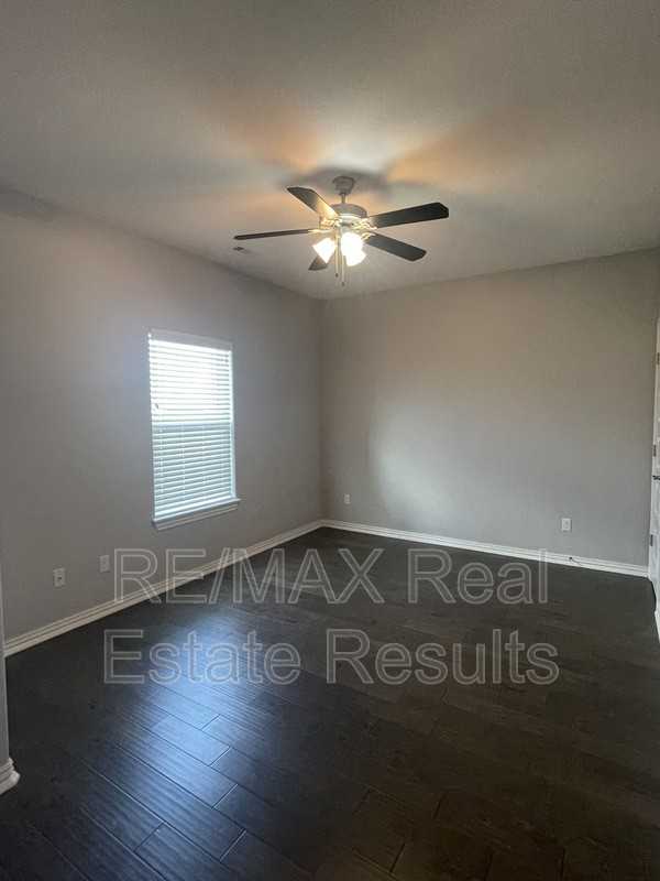 2012 W Gilligan Ave - Photo 7 of 11