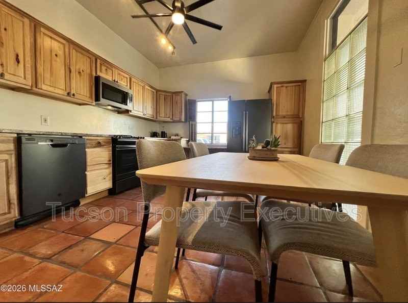 570 S Main Ave - Photo 7 of 14