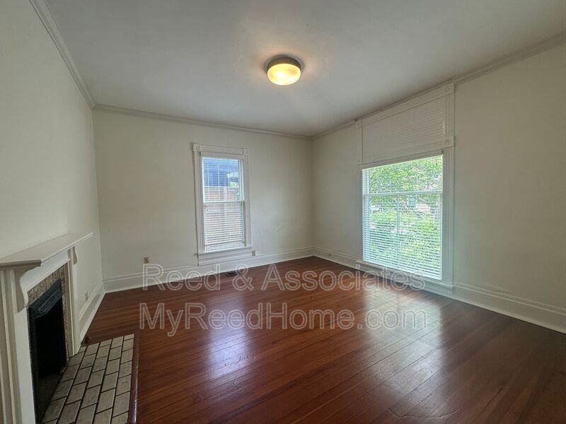 1042 Blythe St - Photo 4 of 17