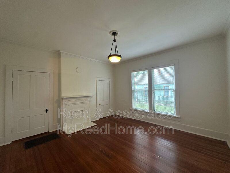 1042 Blythe St - Photo 5 of 17