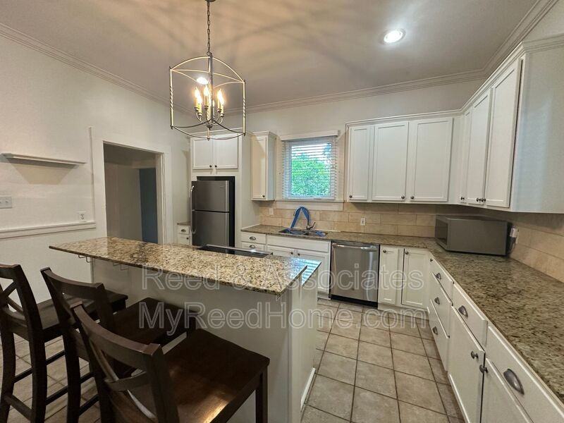 1042 Blythe St - Photo 6 of 17