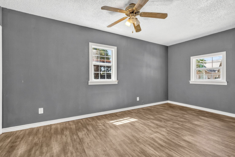 2215 20th St - Photo 4 of 5