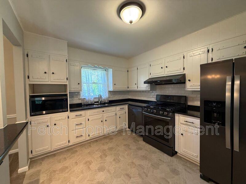 417 Surrey Dr - Photo 7 of 37