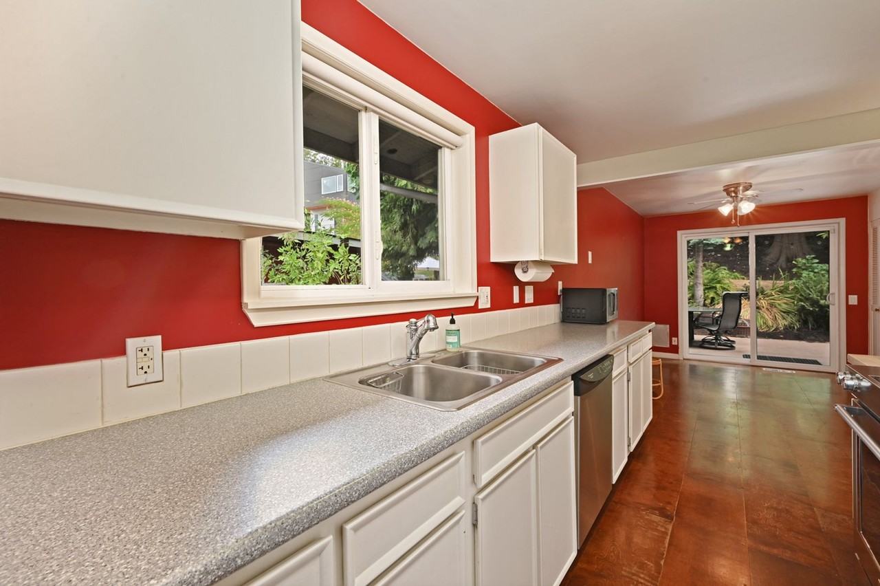 5008 Puget Blvd Sw - Photo 5 of 29