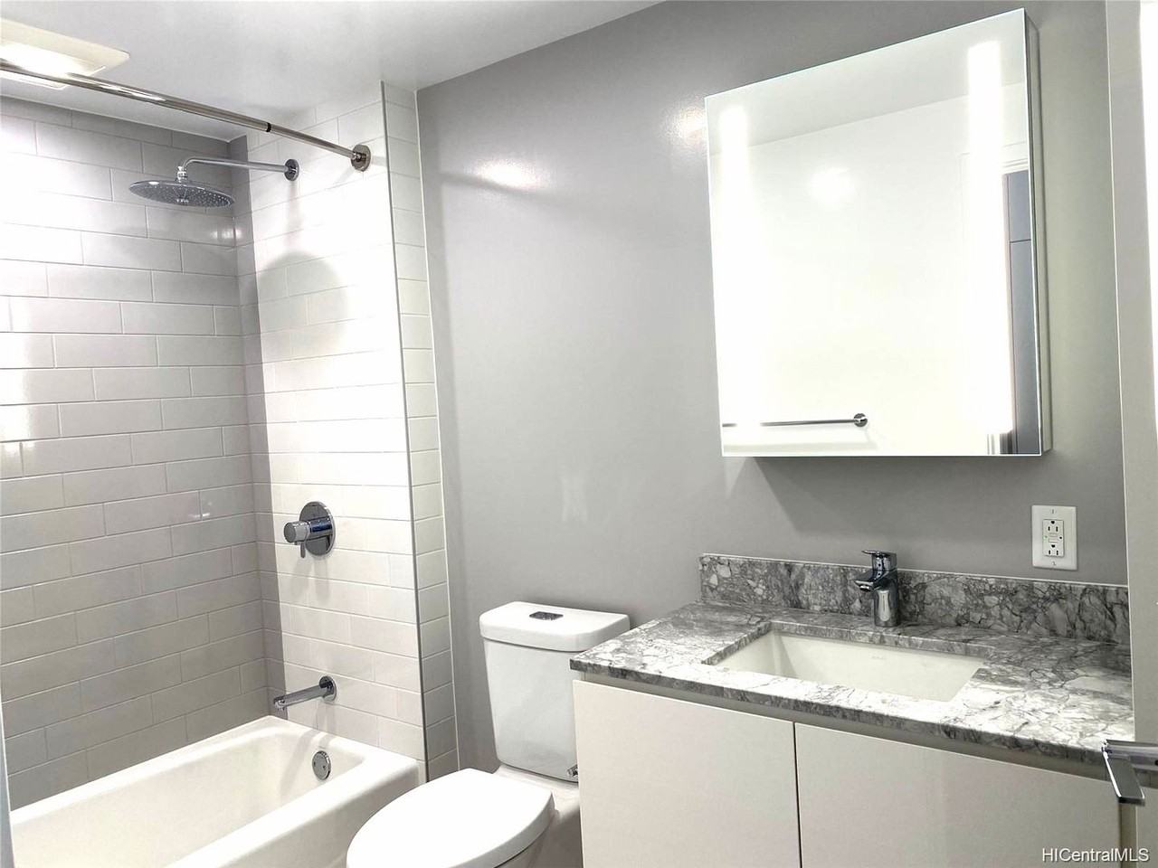 987 Queen St #804 - Photo 4 of 24