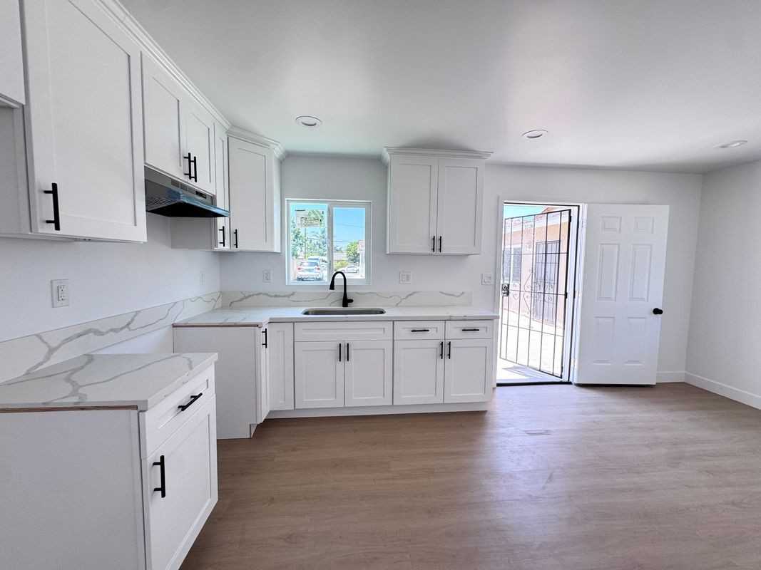 2218 Continental Ave - Photo 2 of 12