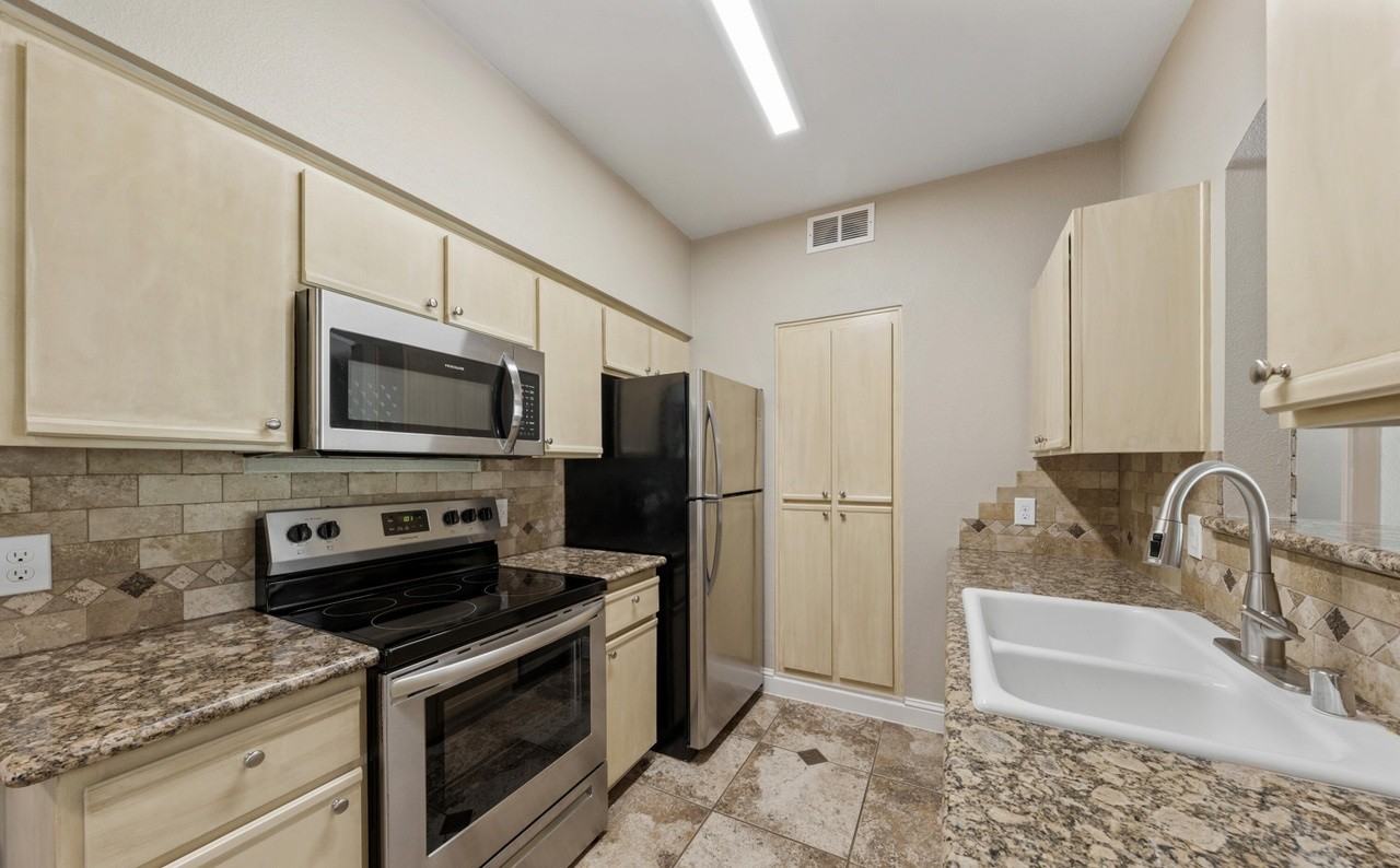 6850 Sharlands Ave - Photo 5 of 28
