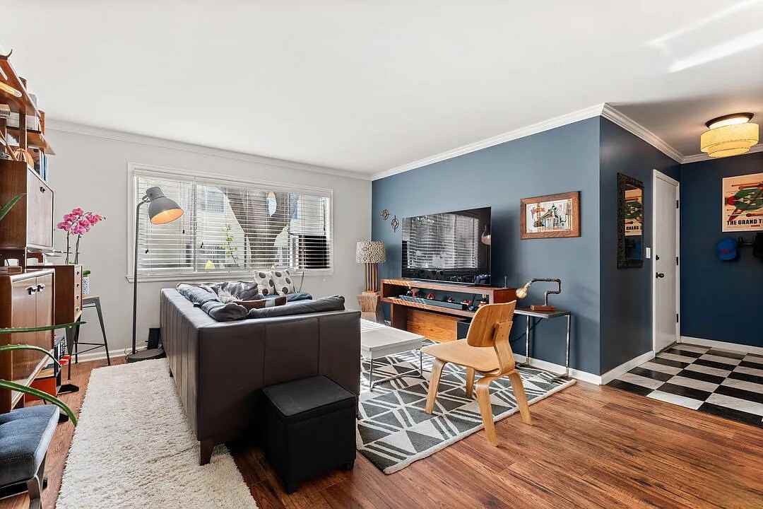 11813 Runnymede St #9 - Photo 3 of 13