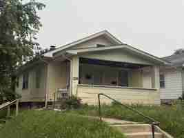 featured image of 201 E Oakside St