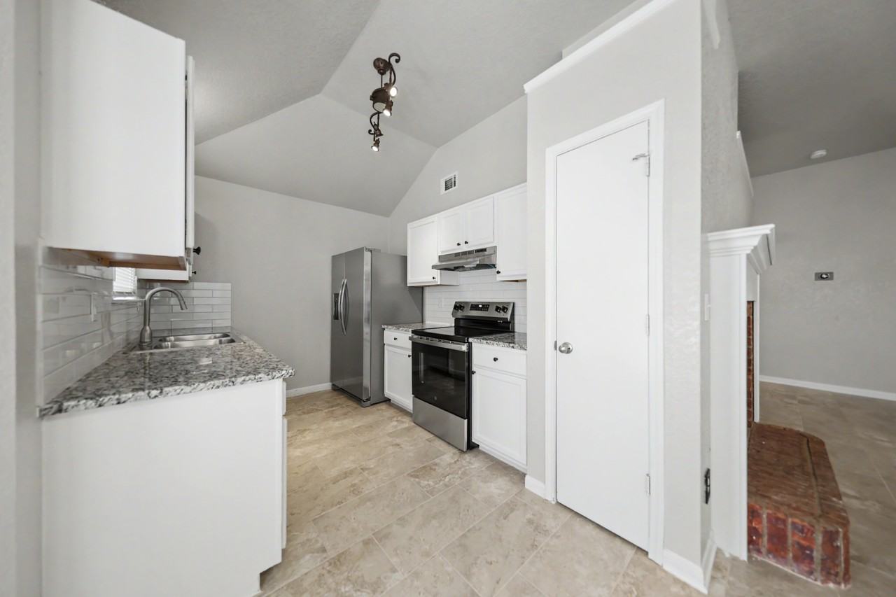 2502 Eastwood Dr - Photo 4 of 22