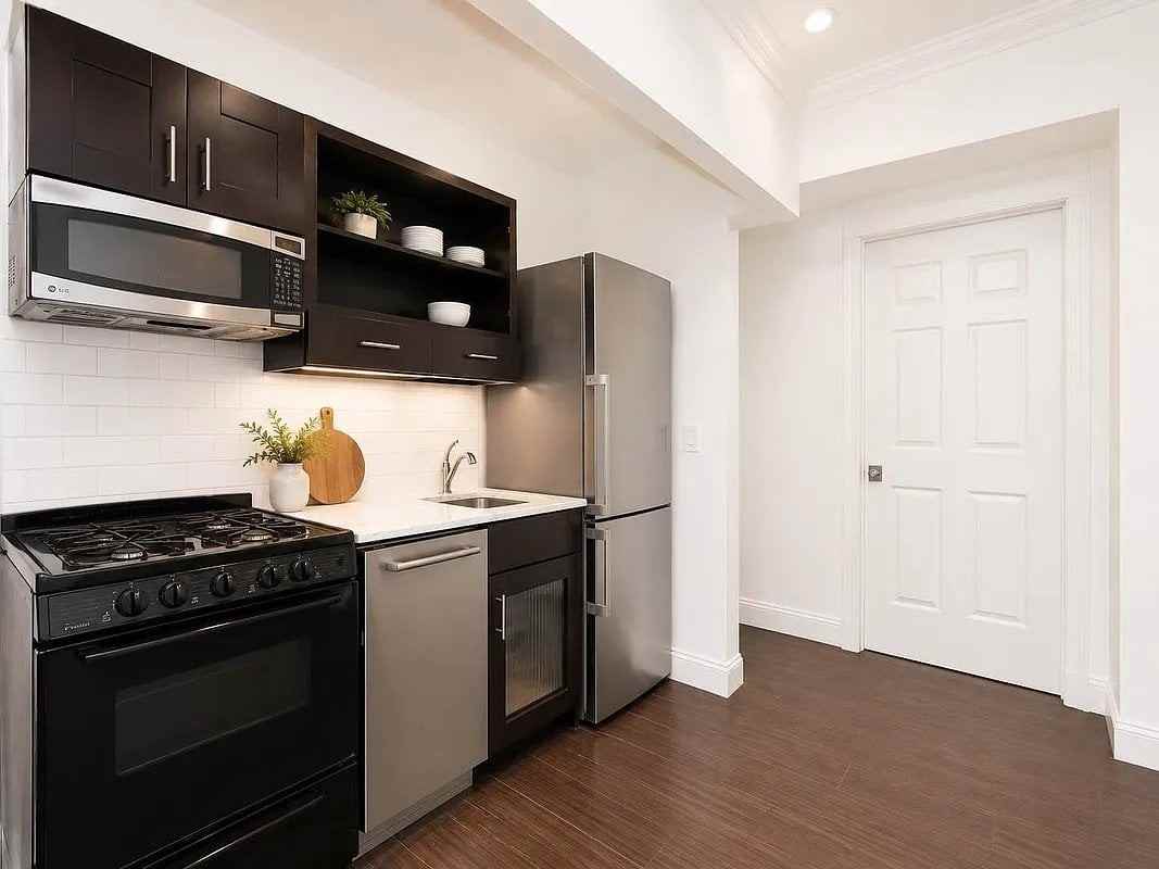 315 E 10th St #1F - Photo 6 of 7